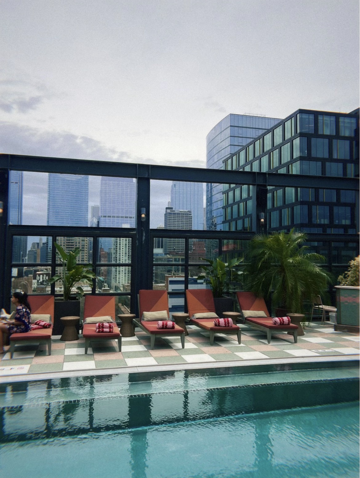 A rooftop pool overlooking the Chicago skyline